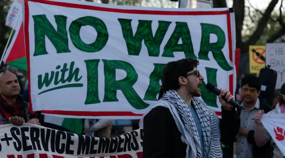 ناشطون يتظاهرون في حديقة لافاييت بالقرب من البيت الأبيض في واشنطن الثلاثاء رافضين الحرب على إيران (أ.ب)