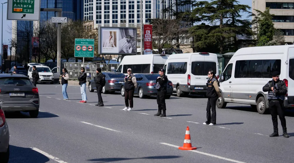 الشرطة التركية تقوم بتأمين المنطقة بعد هجوم مسلح على مبنى يضم القنصلية الإسرائيلية في إسطنبول تركيا (أ.ب)