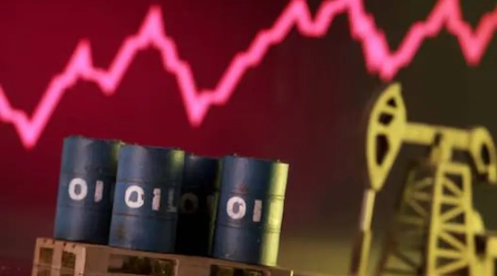 صورة توضيحية تُظهر مضخة نفط وبراميل مطبوعة بالتقنية ثلاثية الأبعاد أمام رسم بياني للأسهم (رويترز)