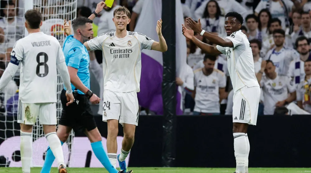 أوريلين تشواميني لا يفهم سبب حصوله على بطاقة صفراء (أ.ف.ب)