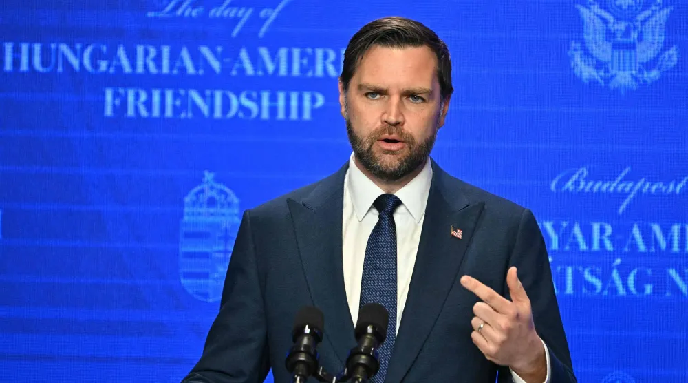 نائب الرئيس الأميركي جي دي فانس خلال مؤتمره الصحافي في هنغاريا الثلاثاء (أ.ف.ب)