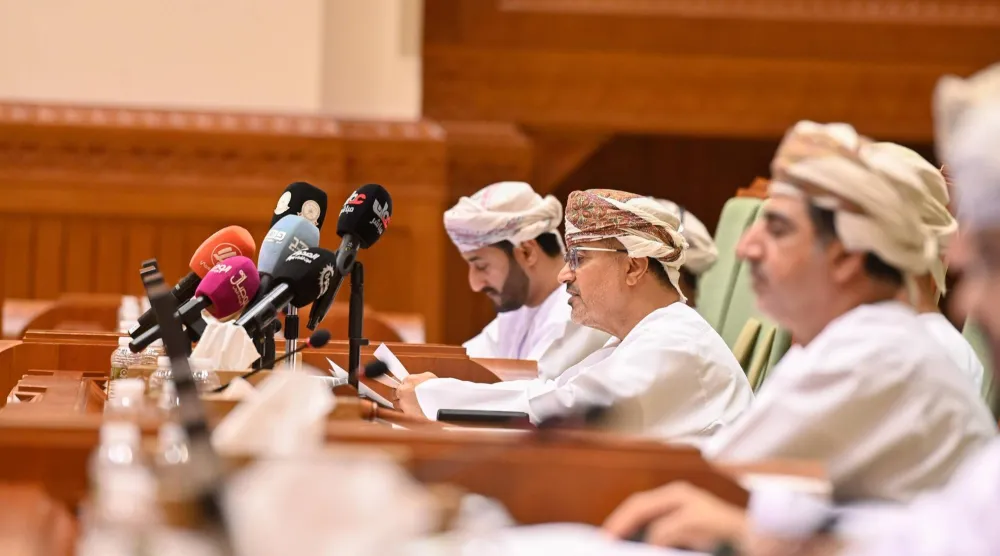 وزير النقل العماني يتحدث أمام مجلس الشورى (وكالة أنباء عمان)