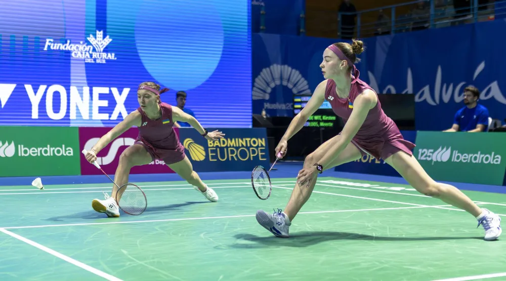 القرار يأتي بعد الارتفاعات المتوالية في تكلفة الكرات المصنوعة من ريش البط (إ.ب.أ)