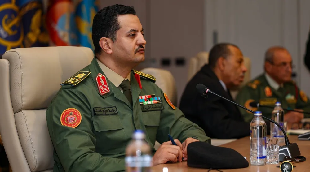 رئيس أركان الجيش الوطني الفريق أول خالد حفتر في اجتماع مع قادة عسكريين ليبيين (إعلام الجيش الوطني)
