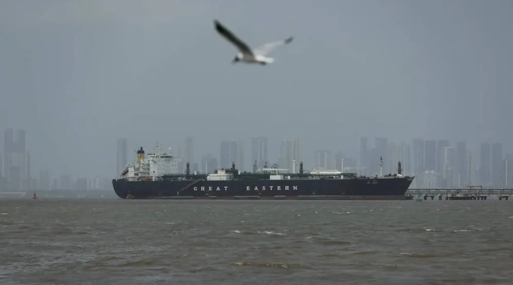 سفينة تنقل غاز البترول المسال في ميناء مومباي بالهند بعد عبورها مضيق هرمز (رويترز)