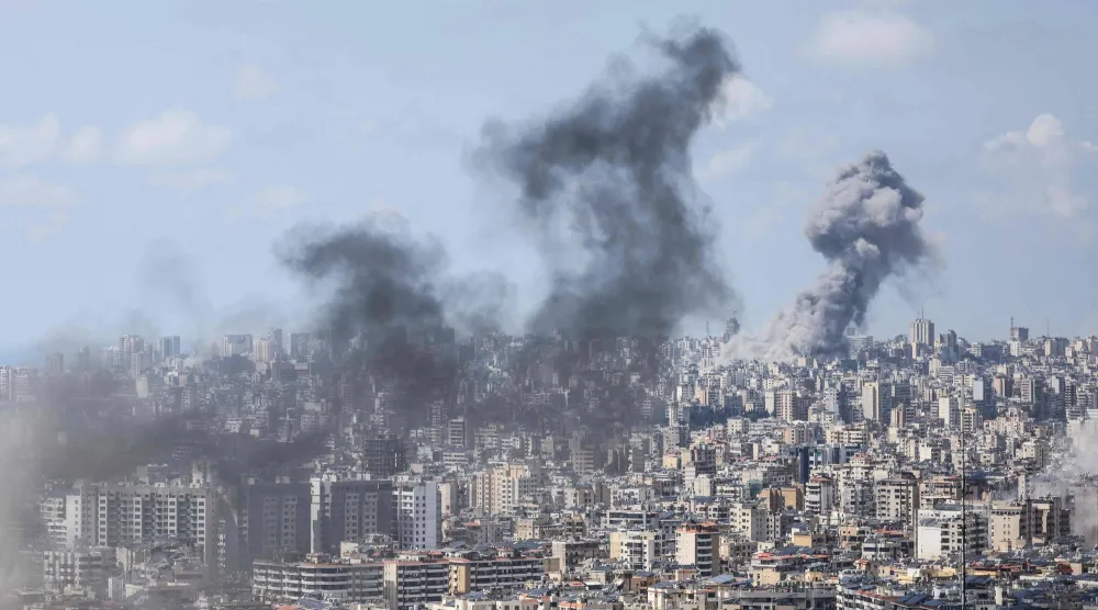 تصاعد الدخان جراء قصف إسرائيلي استهدف بيروت وضاحيتها الجنوبية (أ.ف.ب)