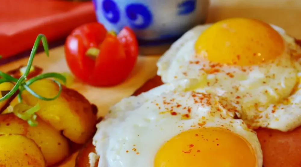 تشير بعض التجارب الشخصية إلى أن طعم بيض النعام مشابه لبيض الدجاج (بيكسباي)