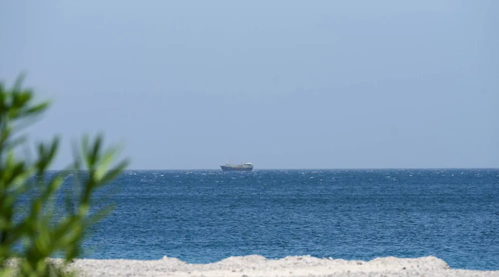 قارب قبالة سواحل محافظة مسندم في سلطنة عمان يطل على مضيق هرمز (رويترز)