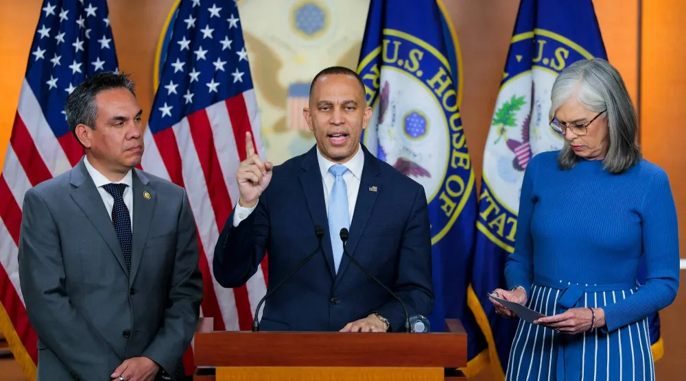 زعيم الديمقراطيين بمجلس النواب حكيم جيفريز في مؤتمر صحافي 27 مارس 2026 (أ.ف.ب)