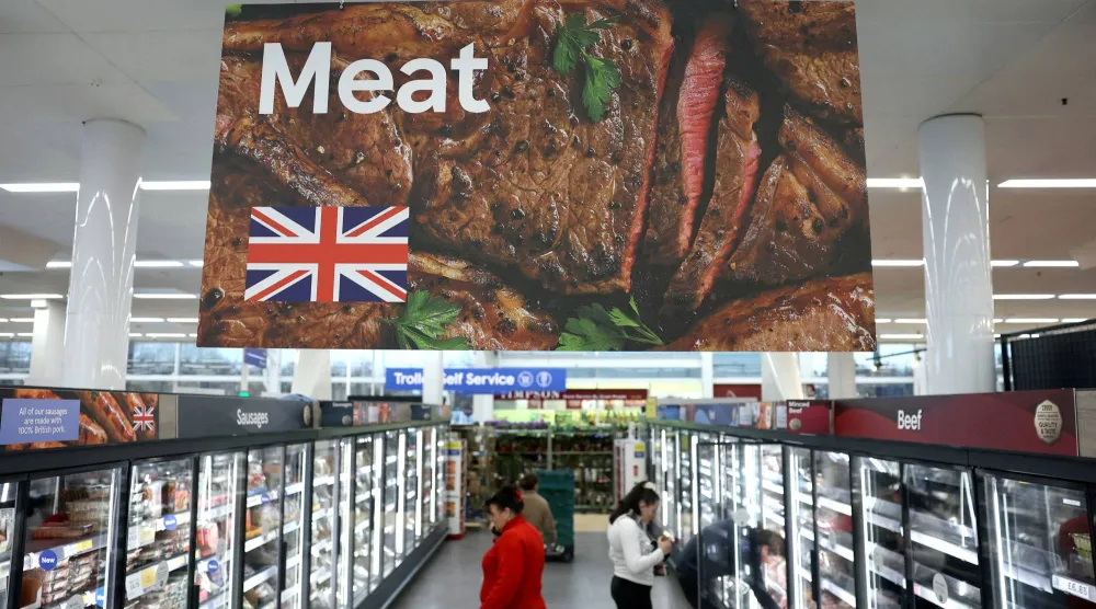 يتسوق الناس في ممر اللحوم في سوبر ماركت «تيسكو إكسترا» في تشيشونت البريطانية (أ.ف.ب)