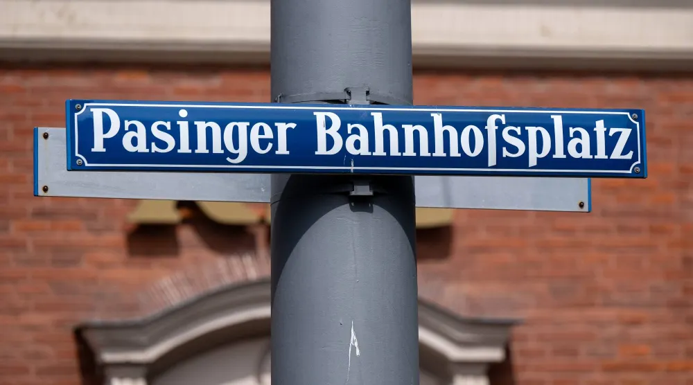 لافتة للمرور بساحة محطة القطار في ميونيخ (د.ب.أ)