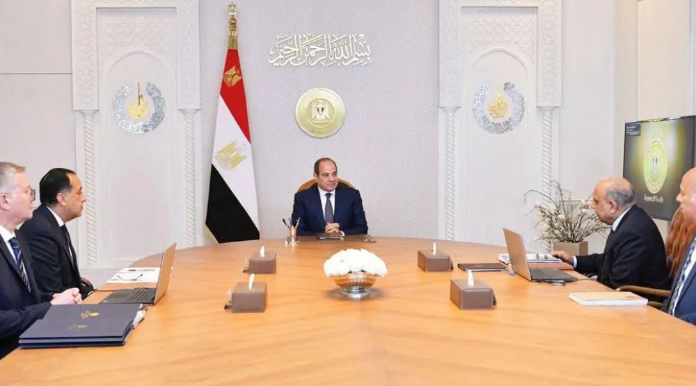 الرئيس المصري عبد الفتاح السيسي خلال اجتماعه مع رئيس الوزراء ووزيري البترول والكهرباء الأربعاء (الرئاسة)