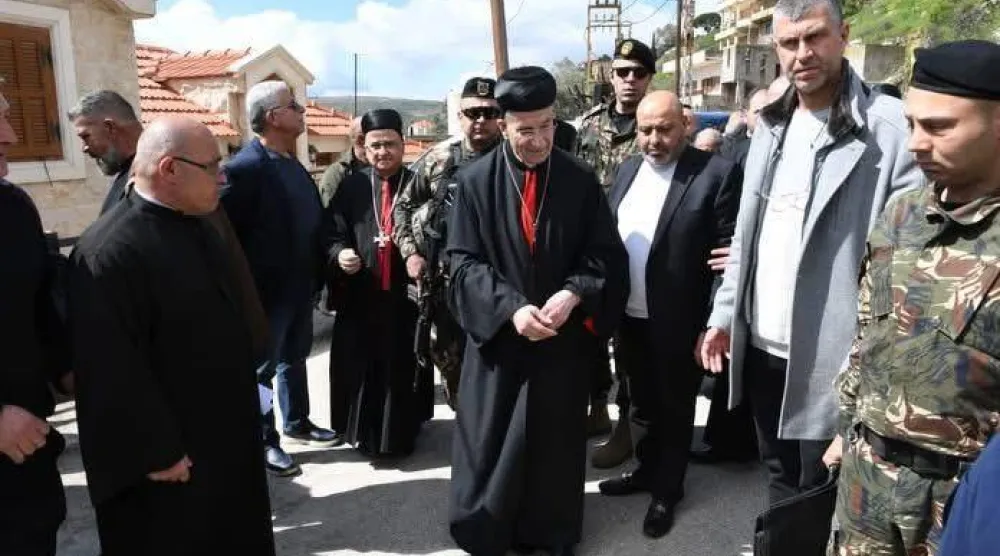 الراعي خلال جولته على القرى المسيحية في الجنوب (الوكالة الوطنية للإعلام)