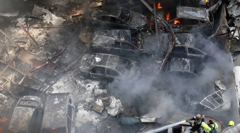 سيارات محترقة في موقع غارة جوية إسرائيلية على حي كورنيش المزرعة في بيروت (إ.ب.أ)