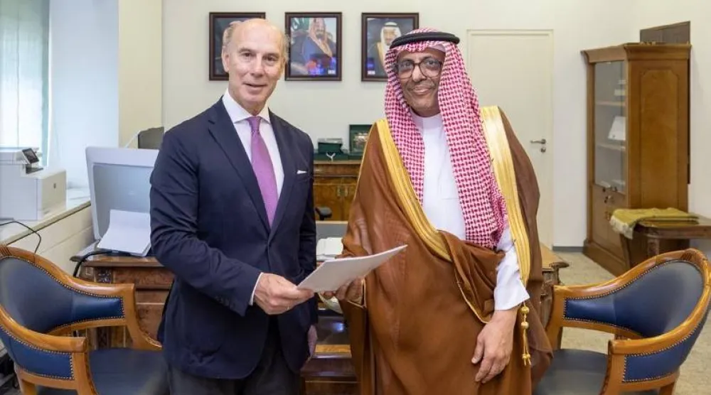 عبد الرحمن الرسي خلال تسلمه الرسالة من السفير خابيير ماريا في الرياض (الخارجية السعودية)