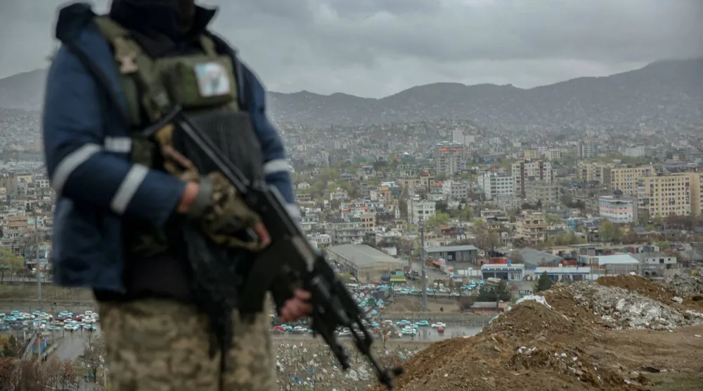 مسؤول أمني يقوم بدورية في كابل بأفغانستان (إ.ب.أ)