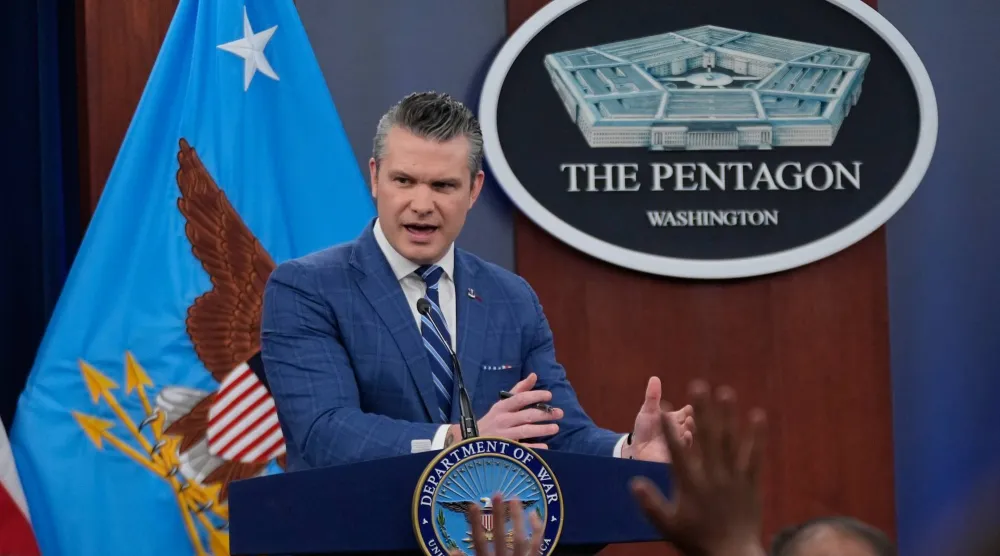 وزير الحرب الأميركي بيت هيغسيث خلال مؤتمره الصحافي في البنتاغون يوم 8 أبريل 2026 (أ.ب)