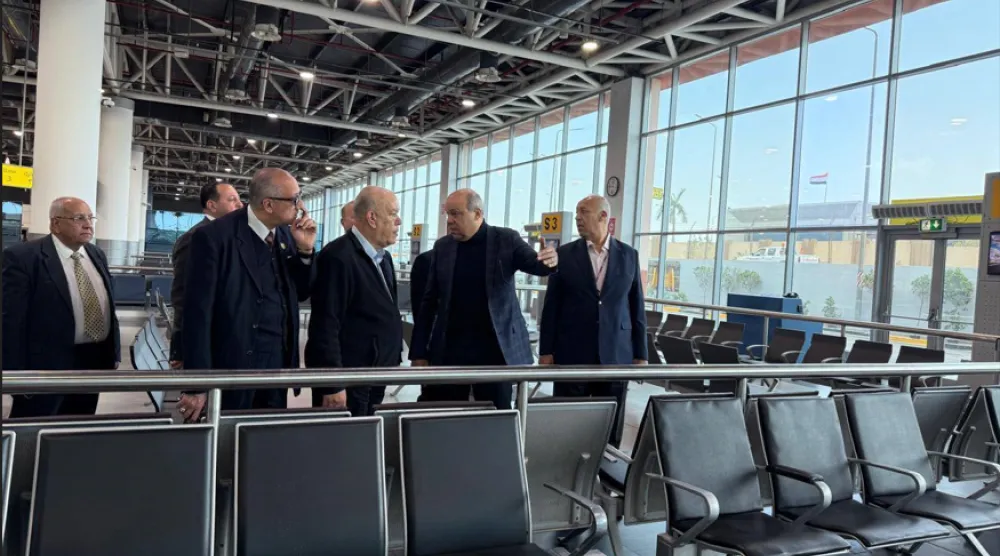 وزير الطيران المدني المصري خلال جولة تفقدية بمطار القاهرة الدولي الشهر الماضي (ميناء القاهرة الجوي)