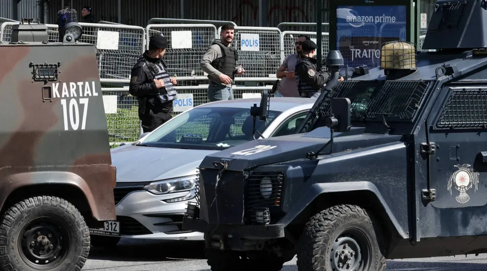 انتشار أمني كثيف في موقع الاشتباك الذي وقع قرب القنصلية الإسرائيلية في إسطنبول الثلاثاء (رويترز)
