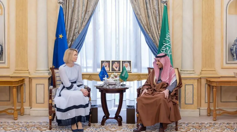 الأمير فيصل بن فرحان خلال استقباله كايا كالاس في الرياض (واس)