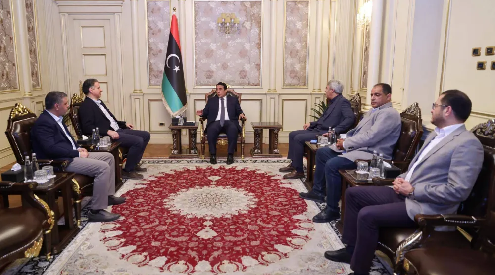 رئيس المجلس الرئاسي محمد المنفي خلال استقباله أعضاء في المجلس الأعلى للدولة بطرابلس الأربعاء (مكتب المنفي)