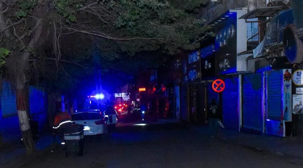 ظلام دامس في أحد الشوارع المصرية بعد قرار تبكير إغلاق المحال لترشيد الطاقة (محافظة الإسكندرية)