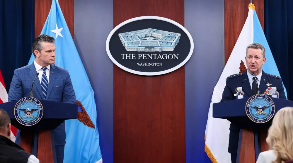 مؤتمر صحافي لوزير الحرب الأميركي بيت هيغسيث (يسار) ورئيس هيئة الأركان الأميركية المشتركة الجنرال دان كين (رويترز)