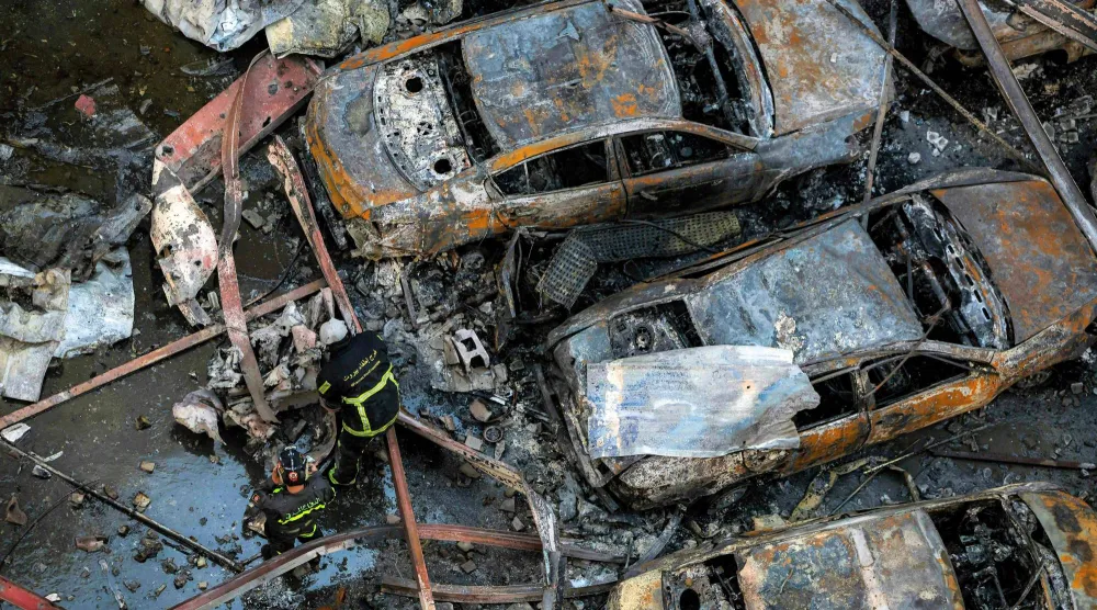 عناصر الإطفاء يحاولون إخماد حريق اندلع عقب غارة إسرائيلية على حي كورنيش المزرعة في بيروت 8 أبريل 2026 (أ.ف.ب)