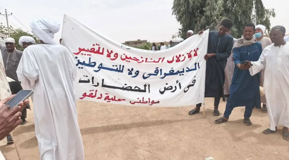 أهالي منطقة دقلو في شمال السودان يرفعون لافتة رفضاً لاستقبال النازحين (فيسبوك)