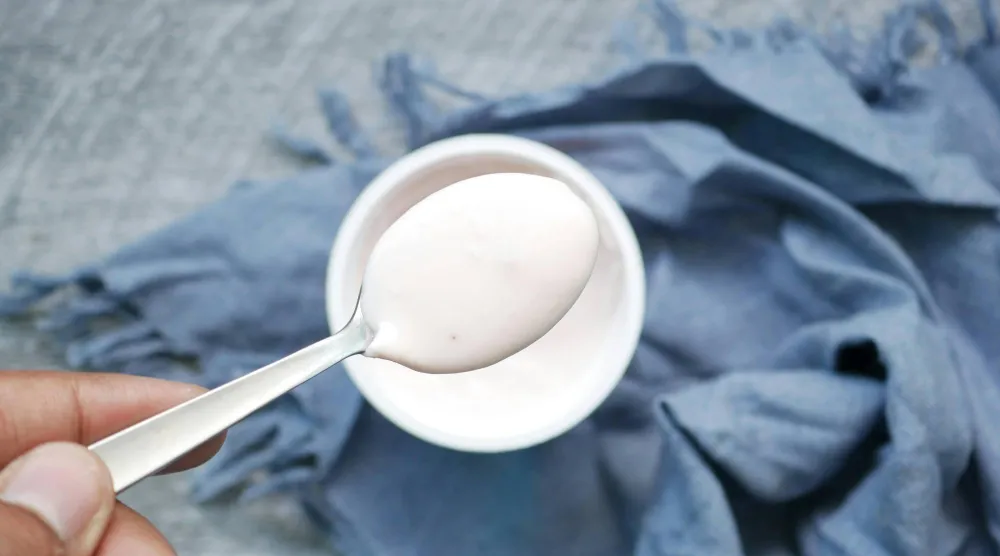 الزبادي يُعد من أشهر المصادر الغذائية الغنية بالكالسيوم (بيكسلز)