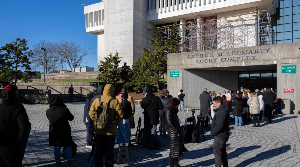 مشهد من أمام المحكمة التي تنظر في قضية ريكس هورمان في نيويورك (أ.ف.ب)