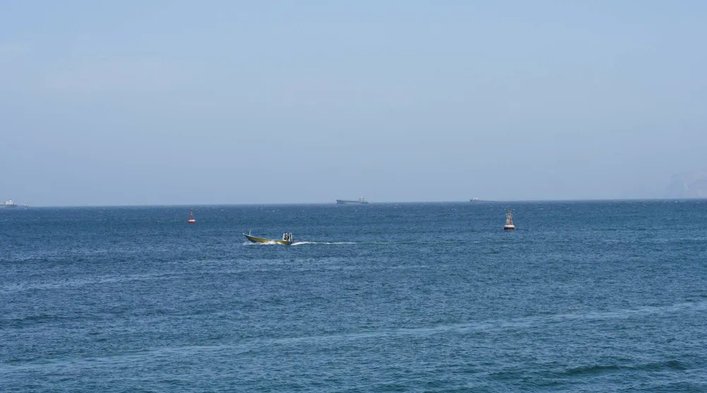 سفن وقوارب قبالة سواحل محافظة مسندم العمانية التي تطل على مضيق هرمز (رويترز)