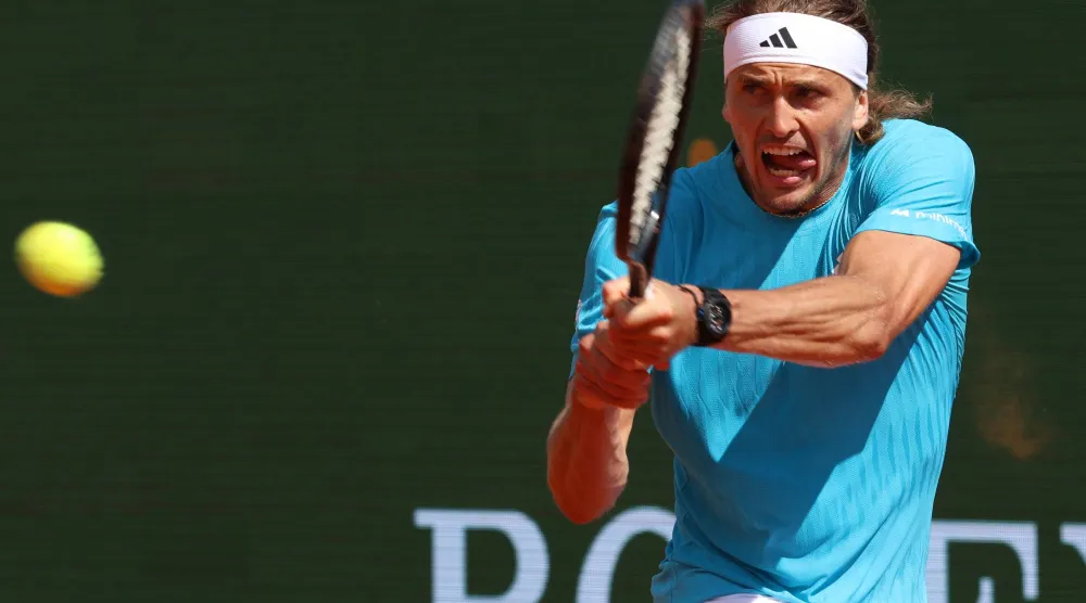 زفيريف خلال مواجهته مع كريستيان غارين (د.ب.أ)