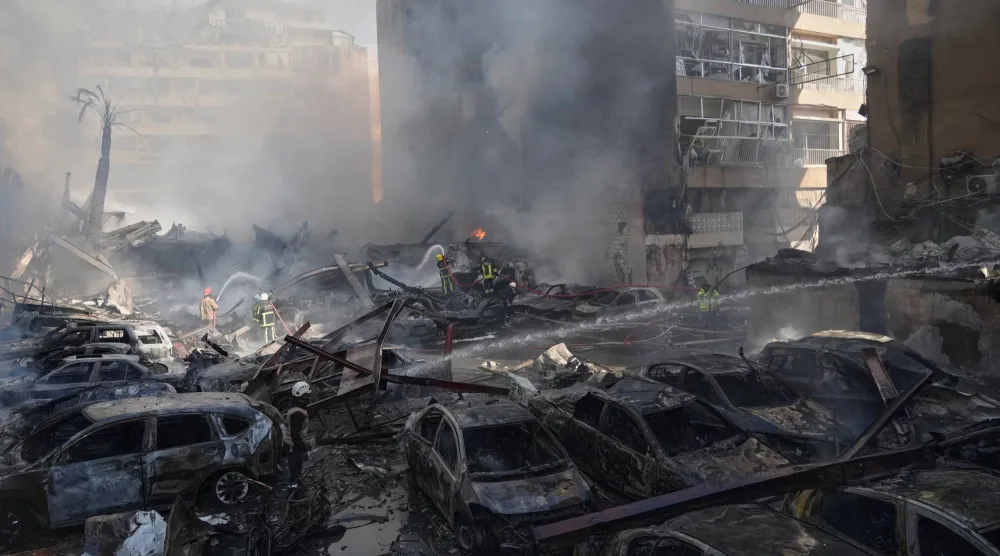 تصاعد الدخان عقب عدة غارات جوية إسرائيلية على بيروت (أ.ب)