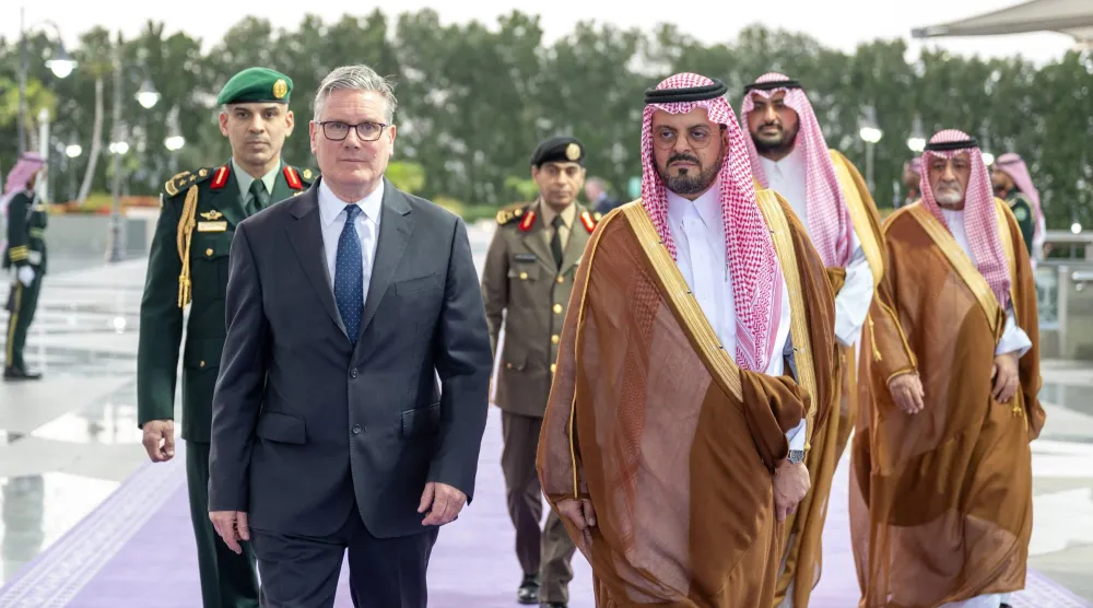 الأمير سعود بن مشعل مستقبلاً كير ستارمر بمطار الملك عبد العزيز الدولي في جدة (إمارة منطقة مكة المكرمة)