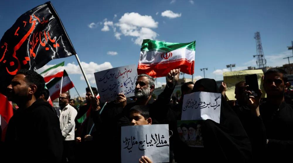 إيرانيون يتجمّعون في طهران بعد إعلان الرئيس الأميركي دونالد ترمب موافقته على وقف النار (رويترز)