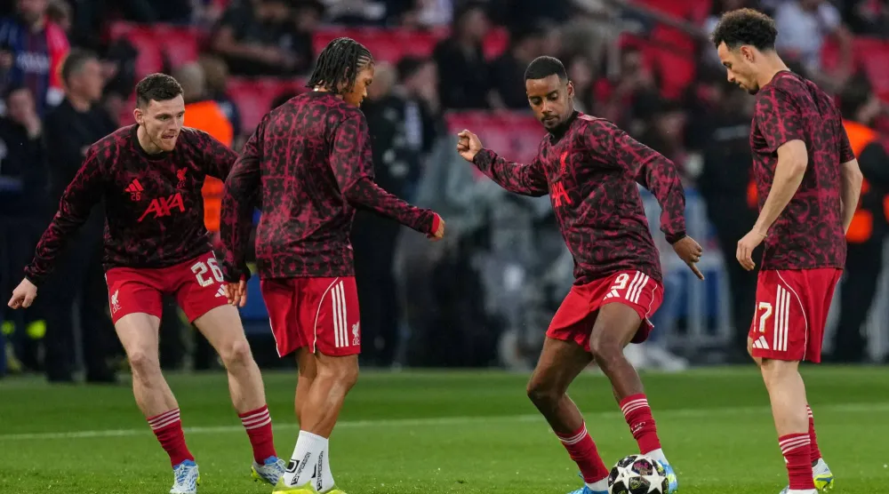 لاعبو ليفربول خلال تمارين الإحماء قبل انطلاق المواجهة الأوروبية (أ.ب)