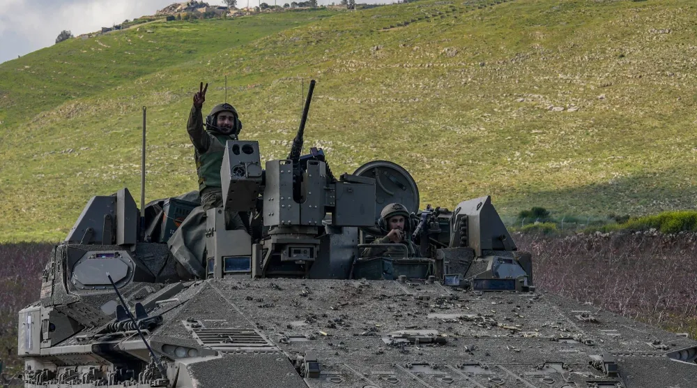 جندي إسرائيلي داخل مدرعة تغادر جنوب لبنان متجهة إلى إسرائيل (رويترز)