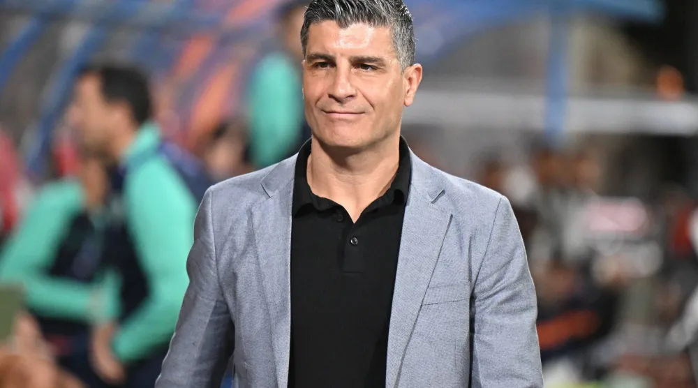 بيدرو إيمانويل مدرب الفيحاء (تصوير: بشير صالح)