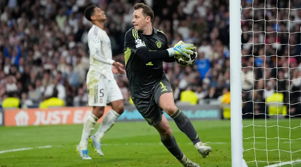 نوير تألق في الزود عن مرمى بايرن ميونيخ في مواجهة الريال لتعود المطالبة بعودة لمنتخب المانيا (ا ب)