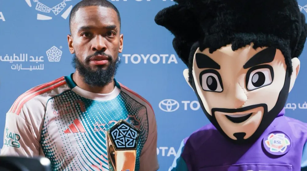 إيفان توني خلال تتويجه بجائزة رجل المباراة (دوري روشن)