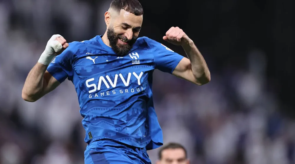 بنزيمة محتفلا بهدفه الثاني في شباك الخلود (تصوير: سعد العنزي)