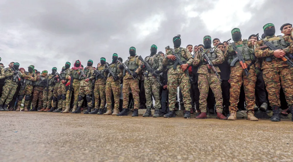 أرشيفية لمسلّحين من «كتائب القسام» التابعة لحركة «حماس» في مخيم النصيرات وسط غزة (إ.ب.أ)