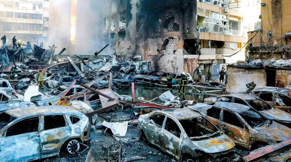 Dün Beyrut'un Korniş Mezraa Mahallesi’nde İsrail'in düzenlediği hava saldırısı sonucu çıkan yangını söndürmeye çalışan itfaiye ekipleri (AFP)