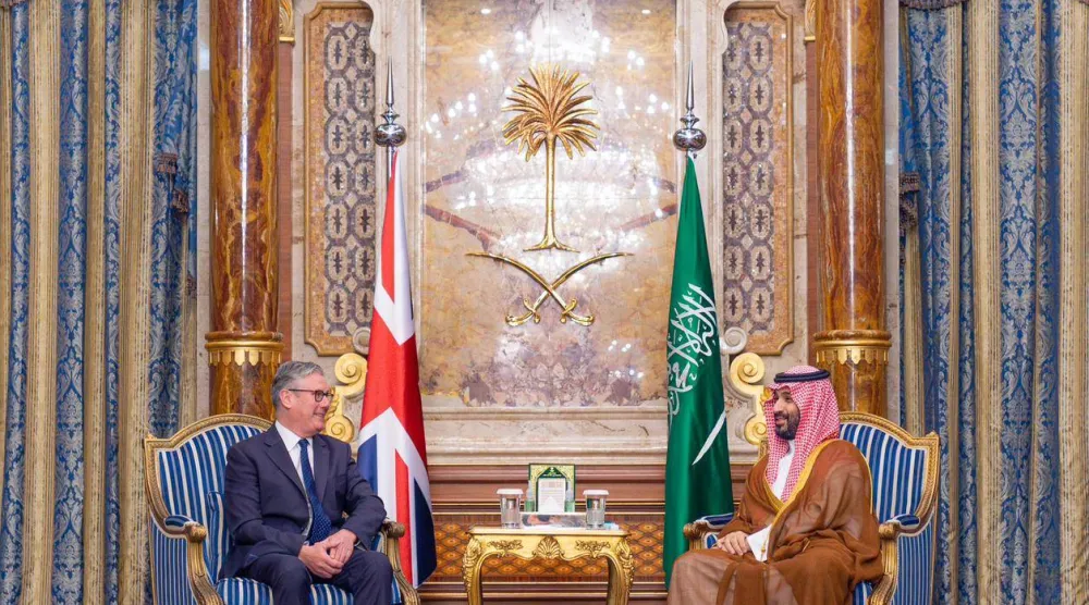 ولي العهد السعودي الأمير محمد بن سلمان لدى لقائه رئيس الوزراء البريطاني كير ستارمر في جدة (واس)