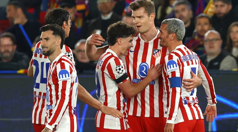 ألكسندر سورلوث محتفلاً بهدفه في برشلونة (رويترز)