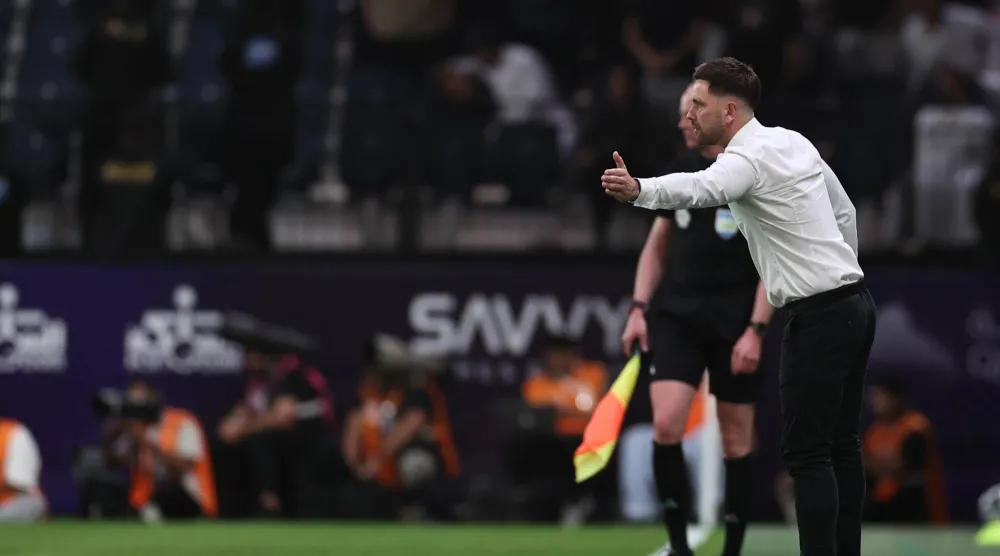 ديس باكنغهام مدرب فريق الخلود (تصوير: سعد العنزي)