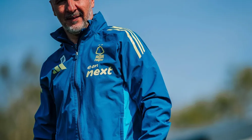  فيتور بيريرا خلال قيادته تدريبات نوتنغهام الأخيرة (موقع النادي)