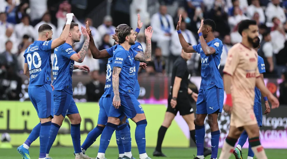 بنزيمة يحتفل بعد أحد أهدافه في الخلود (تصوير: سعد العنزي)