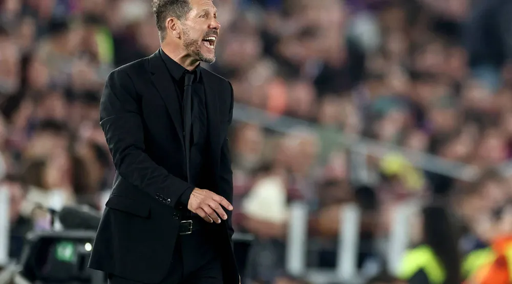 سيموني يوجه لاعبيه خلال المباراة (أ.ف.ب)